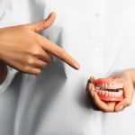 Cara Merawat Gigi Palsu yang Benar